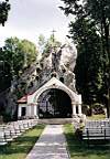 Podzamcze. Sanktuarium Matki Boskiej Skakowej (ominem kapliczk...) (Foto: HaGa).