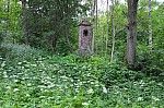 Zapomniana kapliczka w dolinie Stradanki.