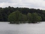 Jezioro Kubek z malek wysepk na rodku.