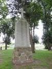 oraz kamienny pomnik w formie steli, powicony mieszkacom wsi polegym w I wojnie wiatowej.
