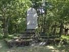 Tylko na centralnym wzgrzu kamienny obelisk powicony polegym w I wojnie wiatowej onierzom-mieszkacom Kluk.