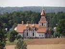 Z jego okolic rozpociera si adny widok na wie, z cerkwi na pierwszym planie.