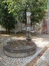 Wgrw. Stara pompa uliczna stojca przed klasztorem.
