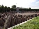 Wychodzc z Wgrowa przeszlimy przez lapidarium wybudowane na miejscu byego cmentarza ydowskiego z resztek ocalaych okoo 400 macew.