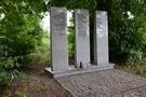 Pomnik upamitniajcy Romw i Sinti - ofiary obozu pracy w Becu.