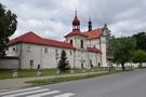 Krasnobrd. Po drugiej stronie ulicy znajdowa si barokowy koci pw. Nawiedzenia NMP, akurat remontowana bya jego fasada...