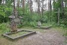 Rezerwat Czartowe Pole. Monument z 1931 roku oraz symboliczne mogiy partyzantw.