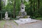 Zwierzyniec. Pomnik przy kociele Matki Boej Krlowej Polski ku czci jecw francuskich przetrzymywanych tu w czasach II wojny wiatowej.