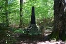Na skraju lasu doszlimy do obelisku radzieckiego partyzanta Pawa Dawidenko...