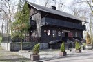 Sieradz. Oficyna dworska z Wrzcej, w 1863 r. zorganizowano w niej szpital dla powstacw styczniowych, przeniesiona do Parku Staromiejskiego w 1970 r. 03.04.2016