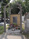 Sieradz - cmentarz. Symboliczny grb tych, ktrzy zginli w niemieckich obozach koncentracyjnych. 25.07.2015