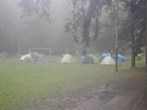 Lutomiersk. W przerwach midzy kolejnymi falami deszczu rajdowicze prbowali spakowa bagae i namioty.