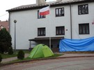 Dbska Wola. Rozbilimy namiot w bardzo godnym miejscu, tu pod masztem z flag Polski.