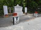 Kujawy. Obok przy pocie zabytkowy pomnik ku czci polegych w czasie I wojny wiatowej, ktremu nadano ksztat kamiennej trumny.