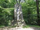 Gra Kobylica... z granitowym pomnikiem poety Josepha von Eichendorffa.