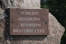 Niedaleko Harasimowicz dotarlimy do asfaltu, gdzie naszym oczom ukaza si pomnik Grzegorza Kunawina.