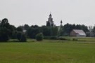 Skręciliśmy na Zwierzyniec. Z daleka widoczna była wieża współczesnego kościoła pw. NMP Królowej Polski.