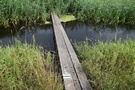 Ruszylimy. Zielony szlak przeprowadzi nas przez rzek wsk kadk wykonan ze supw energetycznych.