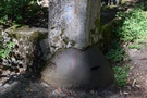 Stare Osieczno. Schron obserwatora artylerii z zachowaną stalową kopułą wmontowaną dla niepoznaki w słupek ogrodzenia cmentarnego.