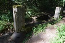 Stare Osieczno. Schron obserwatora artylerii z zachowan stalow kopu wmontowan dla niepoznaki w supek ogrodzenia cmentarnego.
