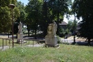 Gradzko... przed którym znajdują się dwa klasycystyczne pomniki nagrobne z początku XIX wieku.