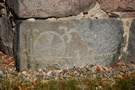 Brzoza. Zwróciliśmy uwagę na tajemniczy znak na kamieniu w narożniku.