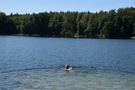 Idąc wzdłuż jeziora Duże Wełmino znaleźliśmy mini plażę, gdzie skorzystaliśmy z w miarę ciepłej wody.