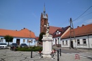 Bledzew... weszlimy na rynek z barokow figur w. Jana Nepomucena.