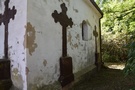 Gorzyca. Murowane mauzoleum z połowy XIX w. z wmurowanymi w ściany żeliwnymi krzyżami.