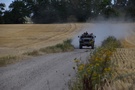 Na ostatniej prostej min nas wiozcy turystw koowy pojazd opancerzony BTR-152 wzbijajc kby kurzu, przed ktrymi musielimy ucieka.
