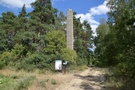 Na skraju lasu komin wentylacyjny Grupy Warownej "Jahn", ostatni zachowany obiekt tego typu na MRU.