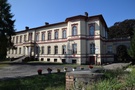 Mostki. Najpierw podeszliśmy do neorenesansowego pałacu z lat 1870-80, obecnie szkoły.