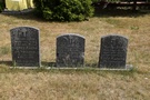 Oobok. Na przykocielnym cmentarzu ciekawe nagrobki...
