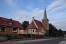 W Przełazach minęliśmy granitowy neogotycki kościół pw. Podniesienia Krzyża z 1911 roku.