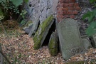 Bucze. Podeszlimy te do starego zrujnowanego cmentarza ewangelickiego, na ktrym po wojnie znajdoway si grobowce z piaskowca nawet z XVII wieku.