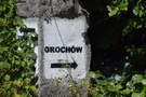Przy kamiennym drogowskazie z napisem "Grochw" skrcilimy w poln drog na Grochowo.