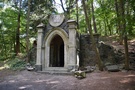 Glisno. W otaczajcym go parku znajduje si kaplica grobowa - mauzoleum Honochw z 1837 r.
