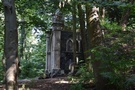Glisno. W otaczającym go parku znajduje się kaplica grobowa - mauzoleum Honochów z 1837 r.