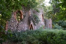 Glisno. Nieopodal sztuczna ruina wybudowana na pagórku znajdującym się w osi pałacu.