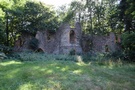 Glisno. Nieopodal sztuczna ruina wybudowana na pagórku znajdującym się w osi pałacu.