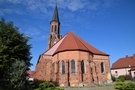 Lubniewice. Obok rynku gotycki kościół pw. Matki Bożej Różańcowej z połowy XV wieku, z wieżą z 1882 roku.