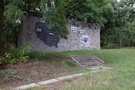 Gozdowice. Doszliśmy do kolejnego pomnika - kamiennej "Ściany chwały" z mapą Polski z zaznaczonym szlakiem bojowym 1 Armii Wojska Polskiego.