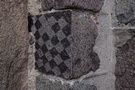 Lubiechw Grny. Szachownica wykuta na kamiennej kwadrze umieszczonej w monumentalnym portalu.