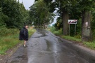 Dolsko. Chwil przeczekalimy na przystanku, ale nie widzc w tym sensu, zaoylimy peleryny i ruszylimy asfaltem w stron Morynia.