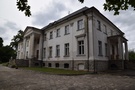 Krzymów. Zbudowany w latach 1824–1830 w stylu klasycystycznym pałac.