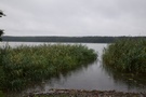 Szliśmy drogą wzdłuż jeziora, dopiero po jakimś czasie udało nam się znaleźć dojście do małej plaży.