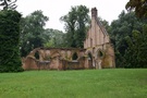 Chojna... mijajc ruiny kaplicy pw. w. Gertrudy pooonej na cmentarzu onierzy radzieckich.