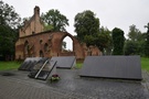 Chojna... mijajc ruiny kaplicy pw. w. Gertrudy pooonej na cmentarzu onierzy radzieckich.