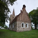Kłodowo. XIII-wieczny granitowy kościół pw. Wniebowzięcia NMP. Na szczycie od wielu lat znajduje się bocianie gniazdo, w tym momencie było puste.