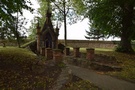 Swobnica. Wokół kościoła cmentarz otoczony kamiennym murem, z małą neogotycką kapliczką.
